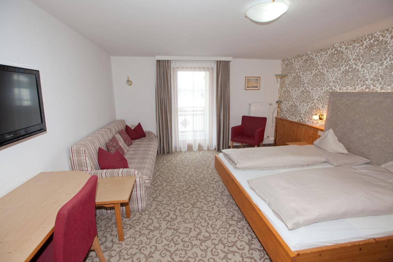 Hotel Goldener Adler Curon Venosta Exterior foto