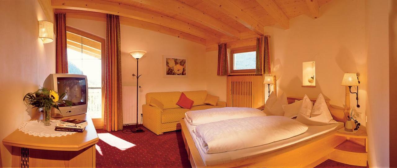 Hotel Goldener Adler Curon Venosta Exterior foto