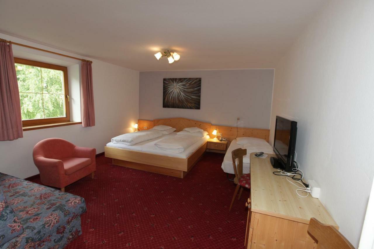 Hotel Goldener Adler Curon Venosta Exterior foto